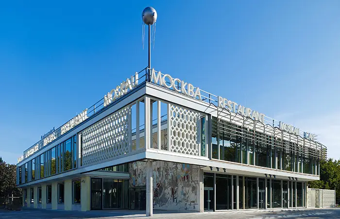 Restaurant Moskwa mit moderner Glasfassade und auffälligem Schriftzug.