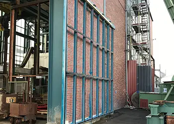 Industriebau mit Stahlrahmenkonstruktion und vorgemauerter Ziegelwand.