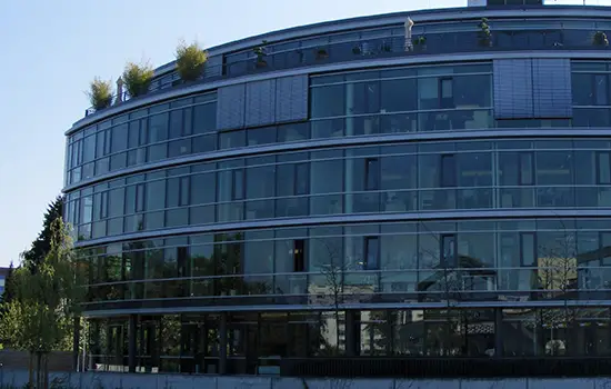 Modernes Bürogebäude mit Aluminium-Glasfassade.