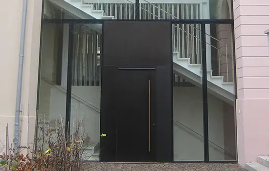 Moderne Aluminiumtür mit Glasfront.