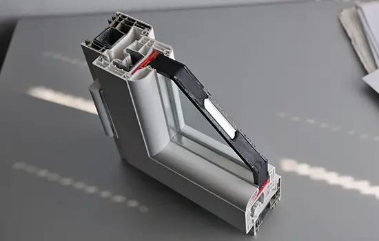 Kunststoff-Fensterprofil mit Isolierverglasung.
