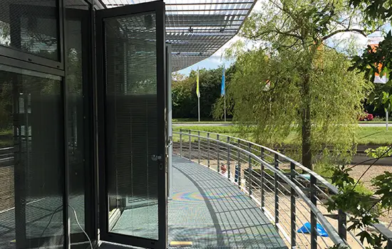 Sonderkonstruktion mit Aluminium-Glas-Elementen an einem Balkon.