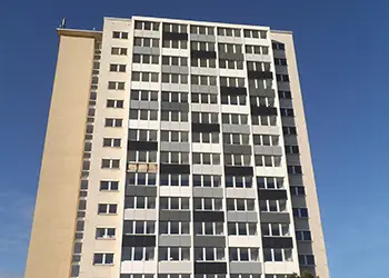 Hochhaus mit zahlreichen Balkonen und modernisierter Fassade in Chemnitz.